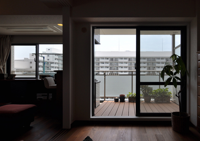 ルーバー建具を開けると広々とした一体空間に
